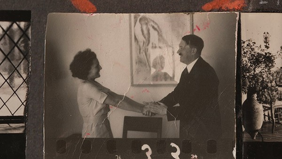 ontaktbogen aus dem Bestand von Heinrich Hoffmann, Bayerische Staatsbibliothek/Bildarchiv: Adolf Hitler begrüßt Leni Riefenstahl in ihrer Villa in Berlin-Dahlem (1937)