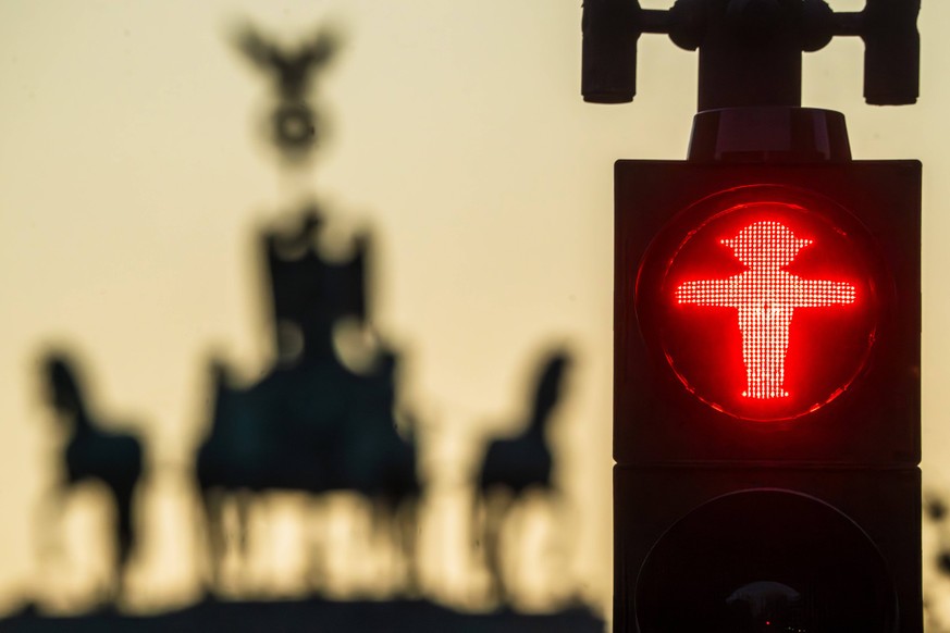 Rote Ampel vor dem Brandenburger Tor, Berlin, Oktober 2025 Deutschland, Berlin, Oktober 2025, rotes Ampelm�nnchen vor dem Brandenburger Tor, Quadriga, rote Fussg�ngerampel, rotes Licht, Symbolfoto Ref ...
