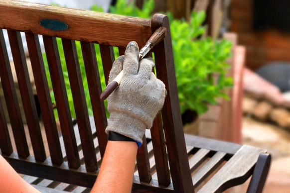 Der Lockdown schafft Zeit für vernachlässigte Gartenmöbel.