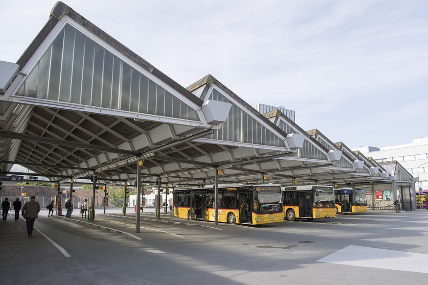 ARCHIV - ZUR STRAFANZEIGE DES BUNDESAMTES FUER VERKEHR GEGEN POSTAUTO, AM MITTWOCH, 14. FEBRUAR 2018, STELLEN WIR IHNEN FOLGENDE ARCHIVBILDER ZUR VERFUEGUNG ---- Die PostAuto Station beim Berner Haupt ...