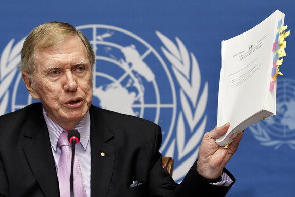 Michael Kirby stellt den Bericht vor.