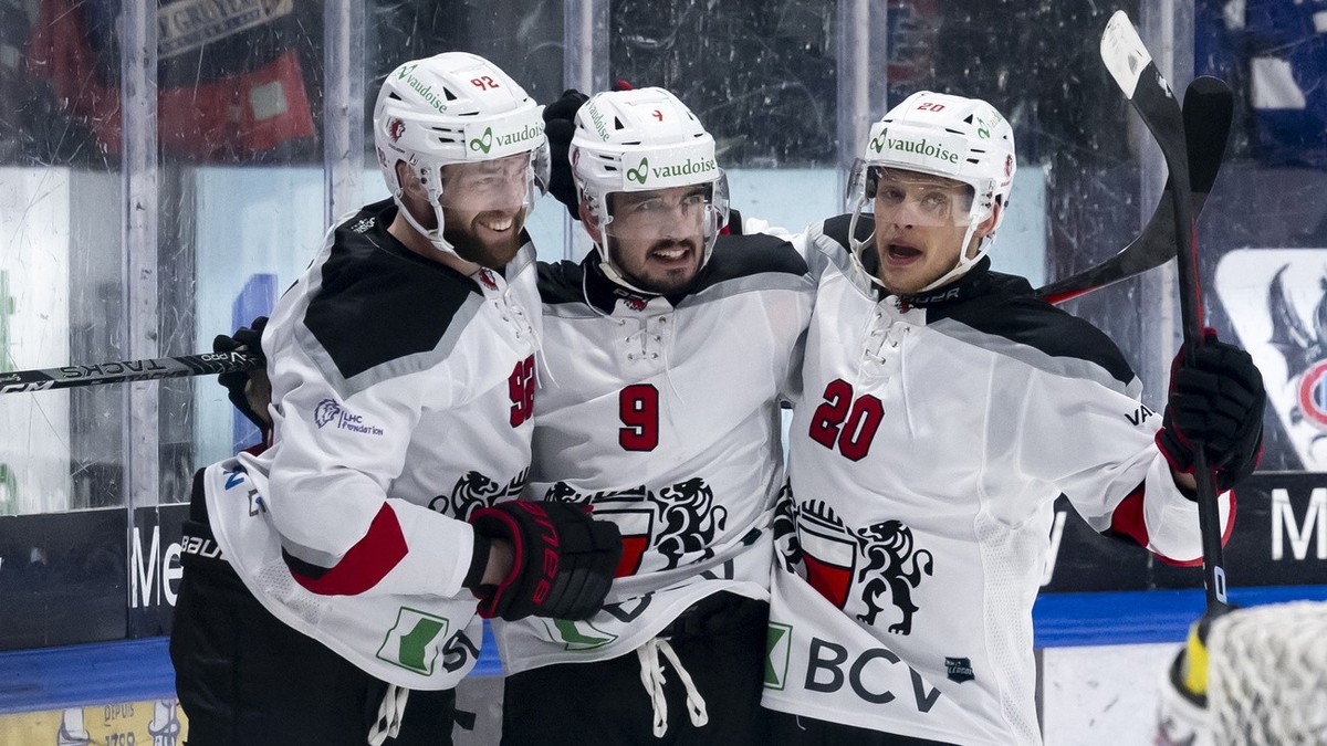 Damien Riat (LHC), au centre, jubile apres son but 2-1 avec ses coequipiers Jiri Sekac, a gauche, et Lawrence Pilut, a droite, lors de l'acte 5 des demi-finales des play-off du championnat suisse ...