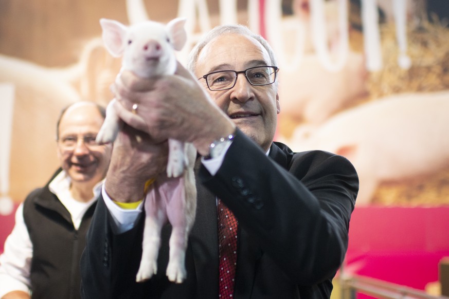 Bundespraesident Guy Parmelin mit einem Saeuli, an der offiziellen Eroeffnung der 78. OLMA Schweizer Messe fuer Landwirtschaft und Ernaehrung, am Donnerstag, 6. Oktober 2021, in St. Gallen. (KEYSTONE/ ...