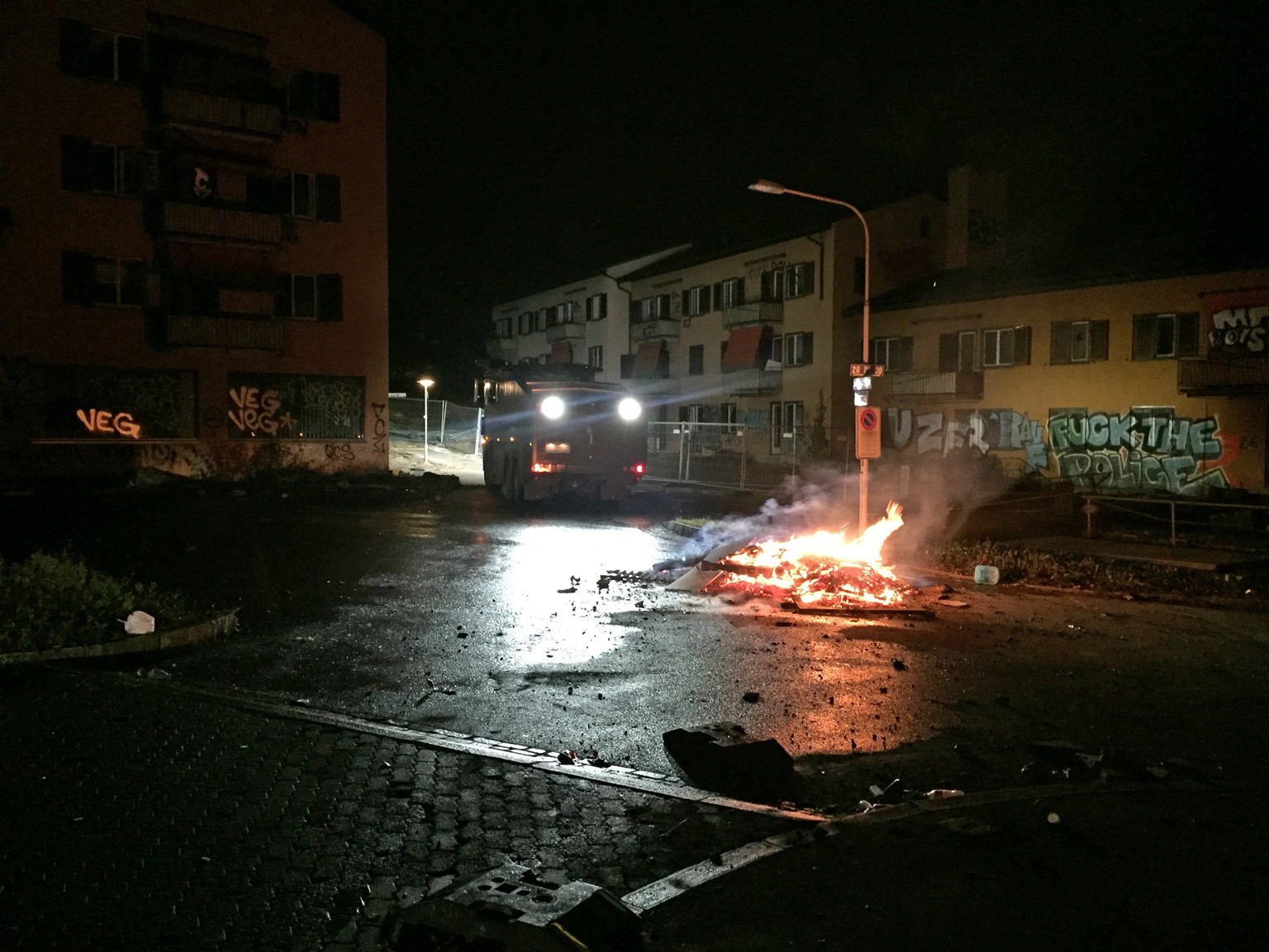 Spuren einer Strassenschlacht auf der Tulpenstrasse.