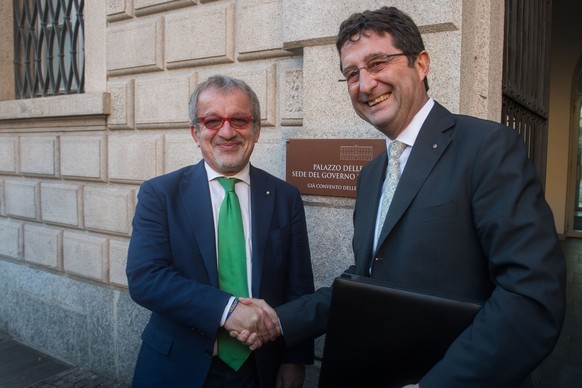 Roberto Maroni, Praesident der Region Lombardei, links, und Paolo Beltraminelli, Vorsitzender des Tessiner Staatsrates, rechts, geben sich die Hand nach einem Treffen zwischen ihren zwei Delegationen, ...
