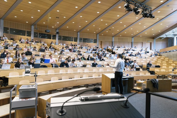 Students follow Prof. Dr. Christoph Lechner&#039;s lecture &quot;Strategic Management&quot; in the lecture hall &quot;Auditorium maximum&quot; at the University of St. Gallen HSG in St. Gallen, Switze ...