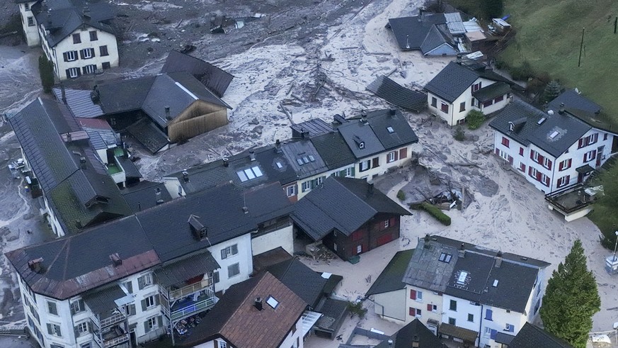 Geroell- und Schlammassen erreichen ein Wohnquartier in Schwanden, das erst seit wenigen Wochen wieder bewohnbar ist, aufgenommen am Freitag, 22. Dezember 2023. Intensive Niederschlaege haben im Erdru ...