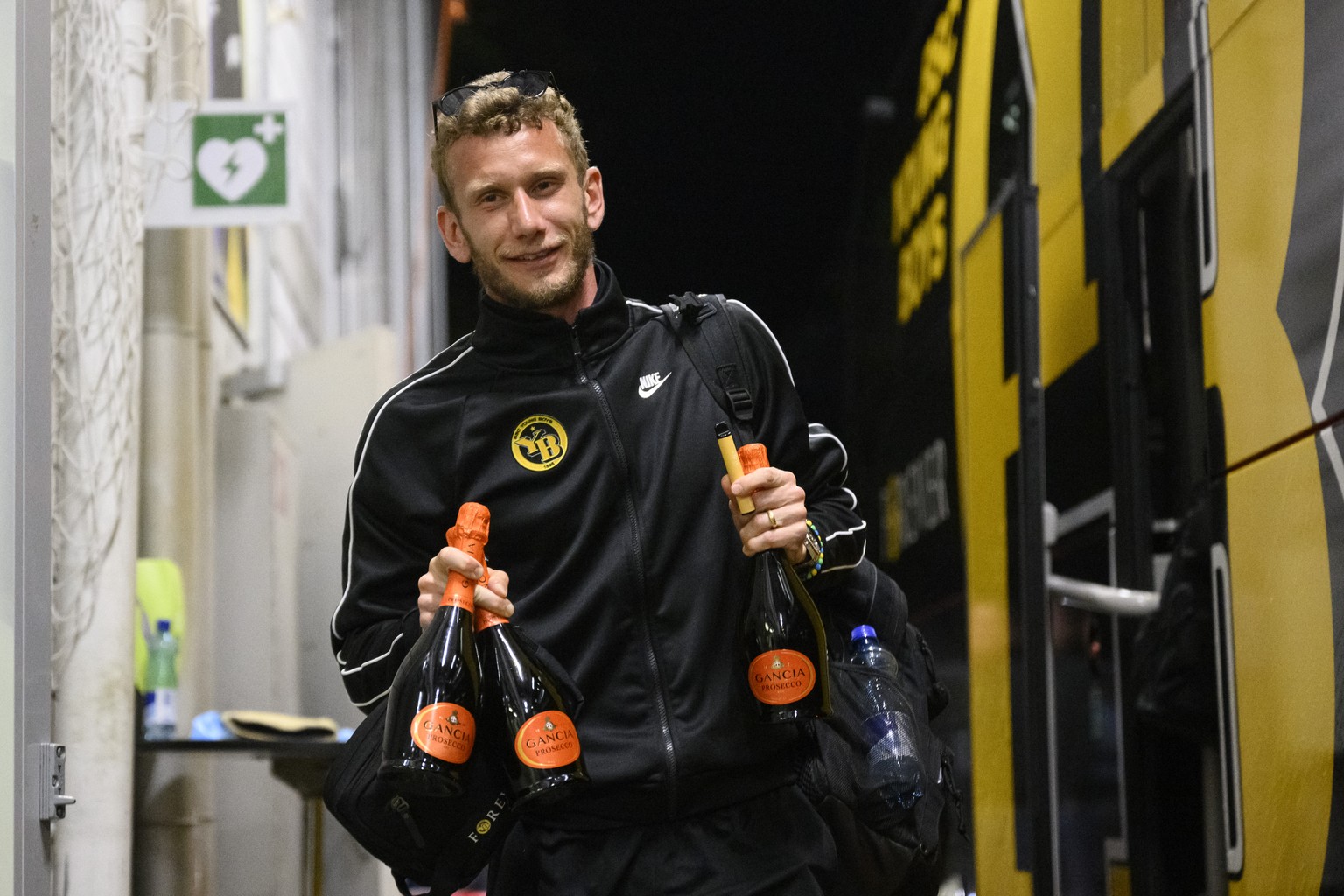 Fabian Lustenberger vom BSC Young Boys entsteigt ein paar Flaschen Champagner haltend dem Teambus, am Montag, 20. Mai 2024 nach der Rueckfahrt von Genf im Stadion Wankdorf in Bern. YB hat nach dem 0:1 ...