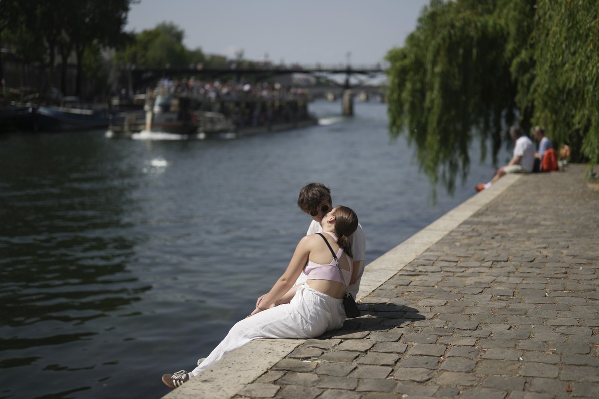 Lovers kiss on the Seine river banks Friday, May 2, 2025 in Paris where temperatures rose up to 27 degrees Celsius (81 degrees Fahrenheit). (AP Photo/Thibault Camus)
France Weather