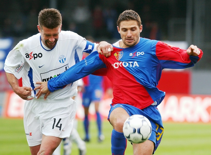 FC Basels Julio Rossi, rechts, und FC Zuerichs Urs Fischer kaempfen am Sonntag, 6. April 2003, im Zuercher Letzigrund um den Ball, im NLA Spiel des FC Zuerich gegen den FC Basel. (KEYSTONE/Steffen Sch ...