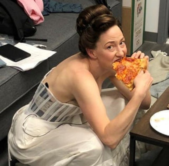 Carrie isst Pizza am Set von The Gilded Age

https://www.reddit.com/r/popculturechat/comments/1kkcq5u/actors_doing_modern_things_while_being_on_set_of/#lightbox