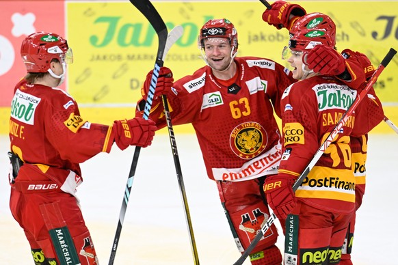 Tigers Flavio Schmutz, Dario Rohrbach, Noah Meier, Vili Saarijaevi, von links, jubeln beim 3:1 beim Eishockey-Qualifikationsspiel der National League zwischen den SCL Tigers und dem EHC Kloten, am Sam ...