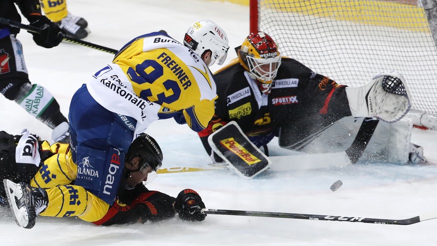 Der Davoser Yannick Frehner erzielt das Tor zum 2-4 gegen Berns Torhueter Tomi Karhunen, im Eishockey Meisterschaftsspiel der National League zwischen dem SC Bern und dem HC Davos, am Dienstag,10. Nov ...