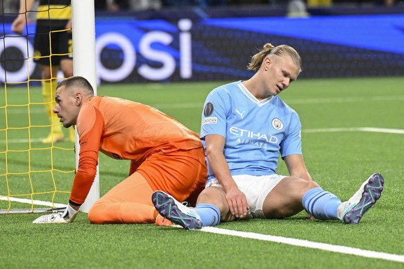epa10939403 YB&#039;s Goalkeeper Anthony Racioppi (L) and Manchester City&#039;s Erling Haaland react during the UEFA Champions League group G soccer match between BSC Young Boys and Manchester City,  ...