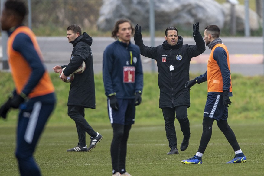 Der neue Trainer des FC Luzern, Sandro Chieffo, 2. von rechts, leitet das erste Training interimistisch mit der ersten Mannschaft des FC Luzern am Donnerstag, 25. November 2021 in Luzern.(KEYSTONE/Urs ...