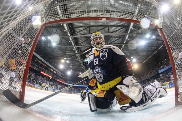 Zugs Torhueter Tobias Stephan im zweiten Eishockey Playoff-Finalspiel der National League zwischen dem EV Zug und dem SC Bern, am Samstag, 13. April 2019, in der Bossard Arena in Zug. (KEYSTONE/Alexan ...