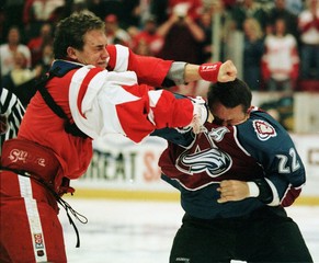 So kannte man den «Tough Guy»: McCarty (links) im Kampf mit&nbsp;Claude Lemieux von Colorado Avalanche.