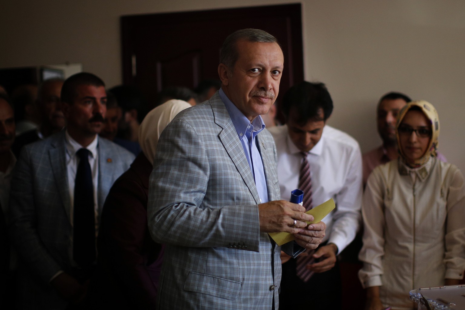 Erdogan heute Morgen in Istanbul bei der Stimmabgabe. Die Opposition hatte ihm vorgeworfen, staatliche Ressourcen im Wahlkampf genutzt zu haben.