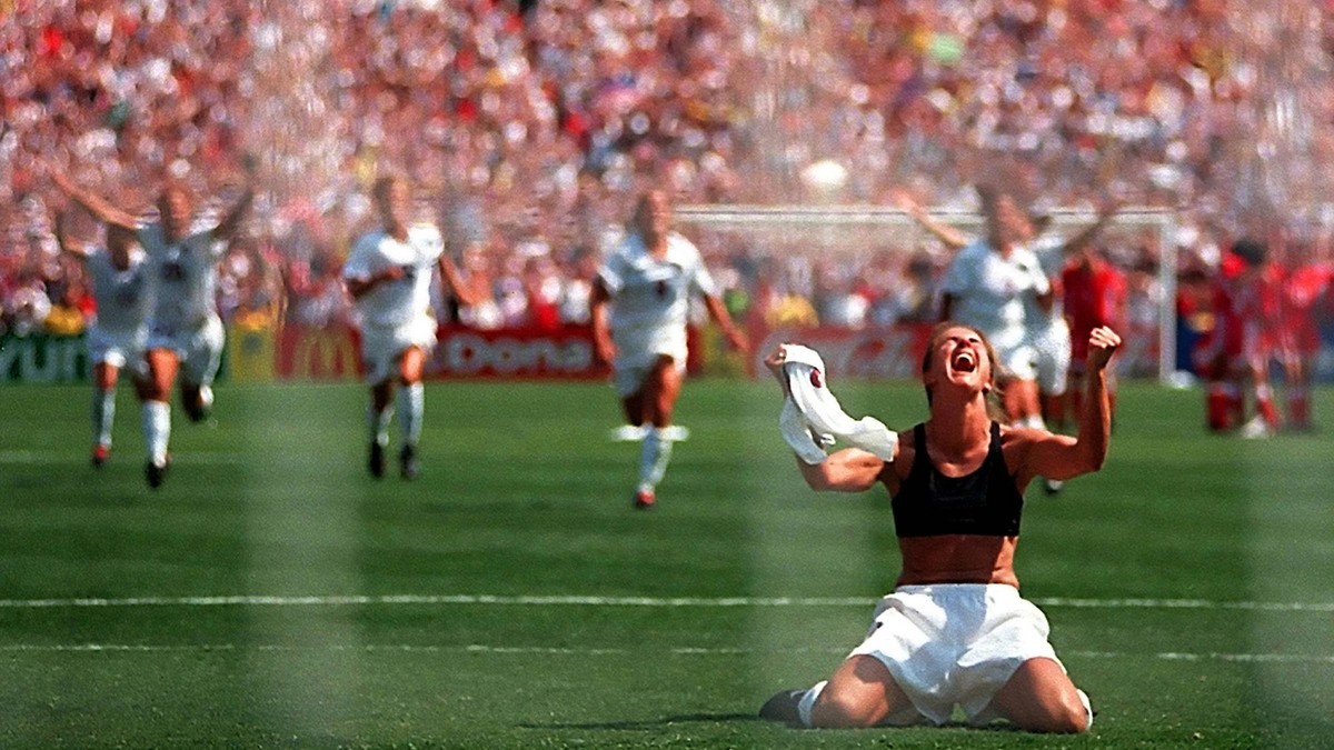Brandi-Chastain-kreiert-den-ber-hmtesten-Torjubel-des-Frauenfussballs