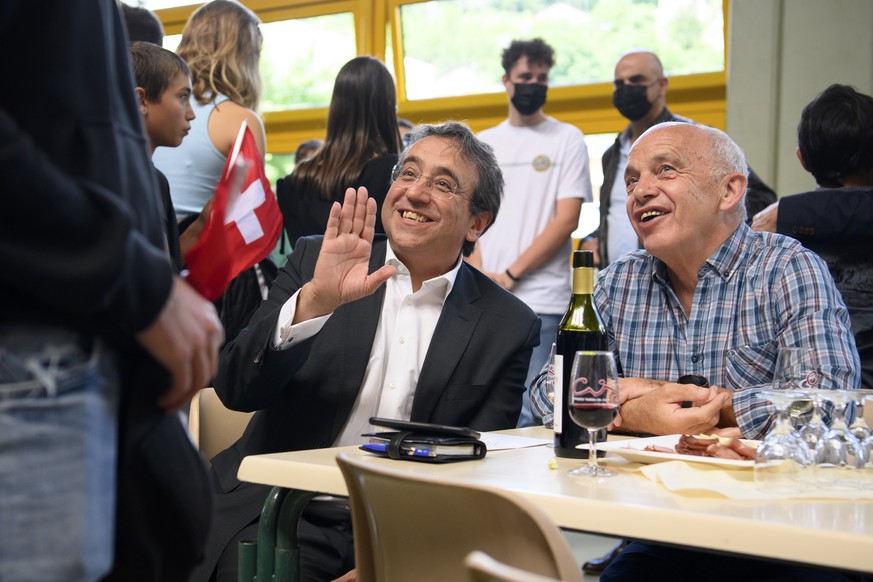 Le conseiller federal Ueli Maurer, droite, et le conseiller d'Etat vaudois Pascal Broulis, gauche, parlent avecune personne lors d'un aperitif avec la population de la commune du Chenit pend ...