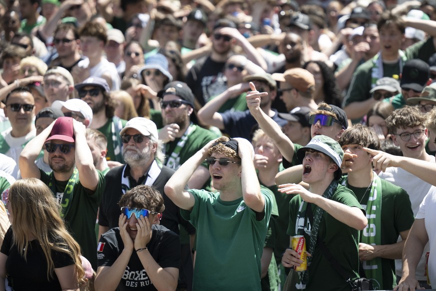 Fans des FC St. Gallen reagieren nach der Roten Karte gegen Torhueter Lukas Watkowiak beim Public Viewing des Fussball Cupfinal zwischen dem FC Stade Lausanne-Ouchy und dem FC St. Gallen, am Sonntag,  ...