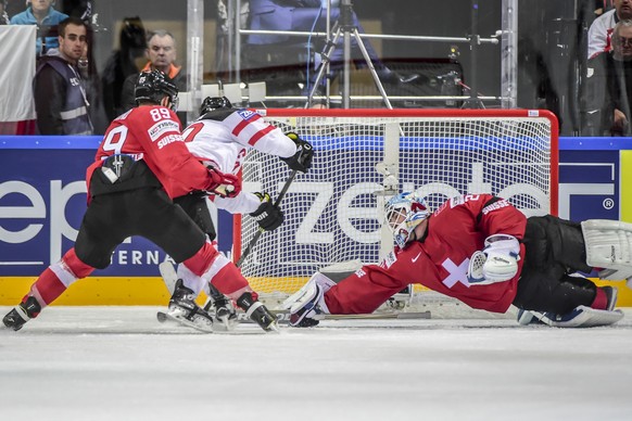 10.05.2015; Prag; Eishockey WM 2015 - IIHF WORLD ICE HOCKEY WORLD CHAMPIONSHIP;
Switzerland - Canada;
Cody Almond (SUI) Torhueter Reto Berra (SUI) gegen Cody Eakin (CAN) erzielt das Tor zum 1:5 
(Andy ...
