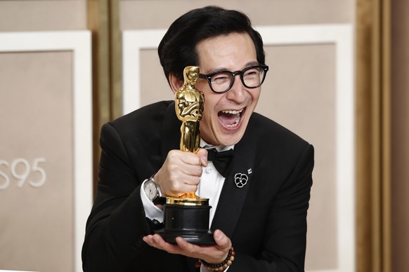 epaselect epa10518754 Ke Huy Quan, winner of the Best Actor in a Supporting Role award for 'Everything Everywhere All At Once' poses in the press room at the 95th Annual Academy Awards Ceremony in ...