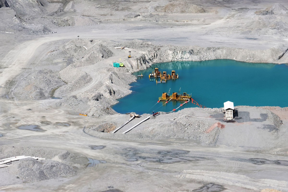 epa11070509 A view of the mineral extraction area 'Tajo Botija' in the facilities of Cobre Panama mine, in Panama City, Panama, 11 January 2024. The Cobre Panama mine, the largest open pit i ...