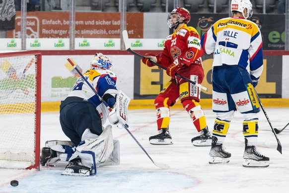 Biels Mike Kuenzle, Mitte, trifft gegen Klotens Goalkeeper Sandro Zurkirchen zum 2-0 im Eishockey Qualifikationsspiel der National League zwischen dem EHC Biel und dem EHC Kloten, am Samstag, 8. Oktob ...