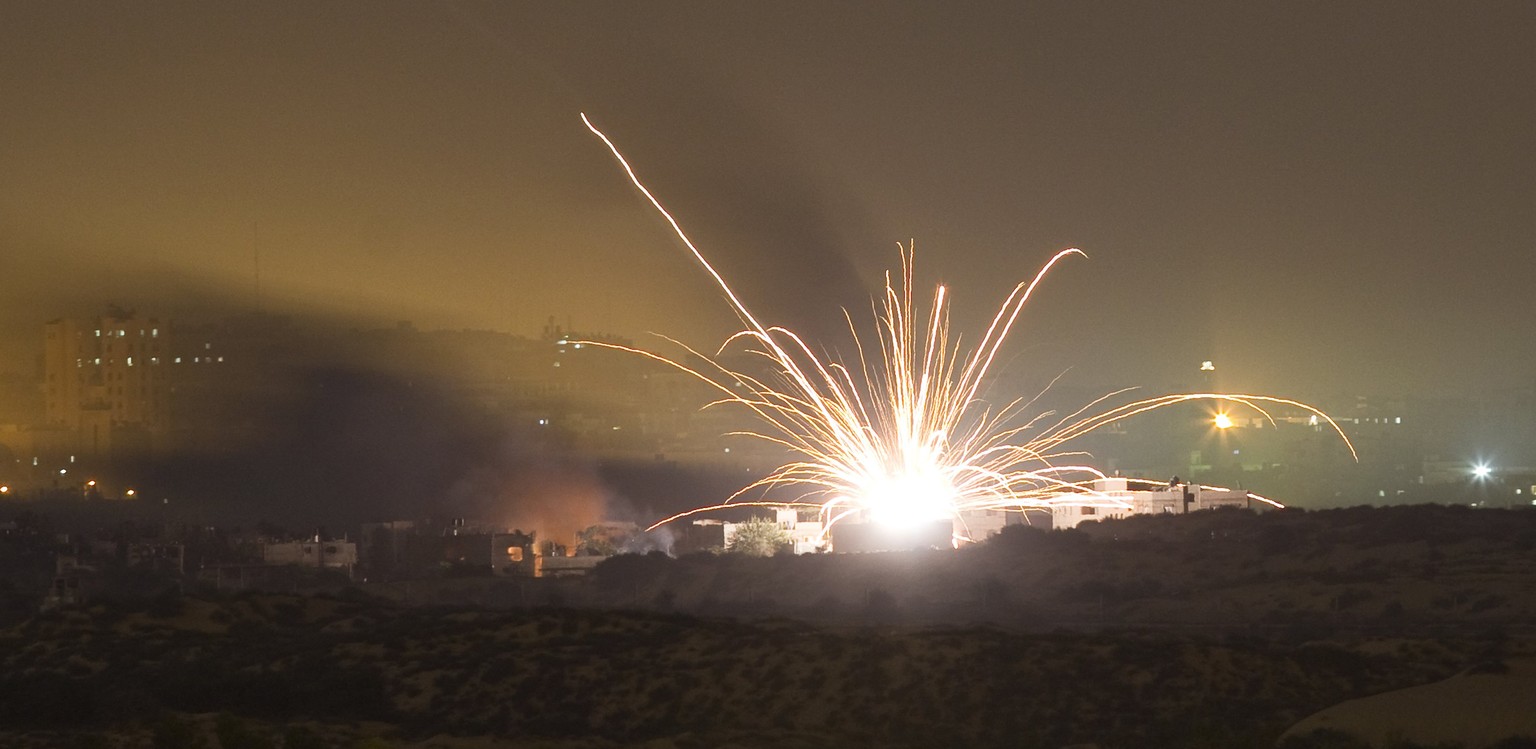 Israelische Rakete schlägt im Gazastreifen ein.