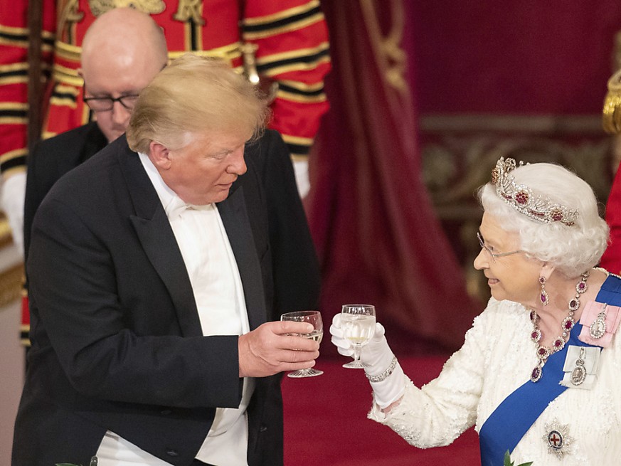 US-Präsident Donald Trump und die britische Königin Elizabeth II. haben am Montagabend auf das Wohl der beiden Länder angestossen.