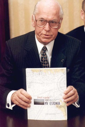 Der estnische Präsident Lennart Meri präsentiert 1998 den Untersuchungsbericht zum Estonia-Unglück – Spekulationen über die Ursache dauern bis heute an.