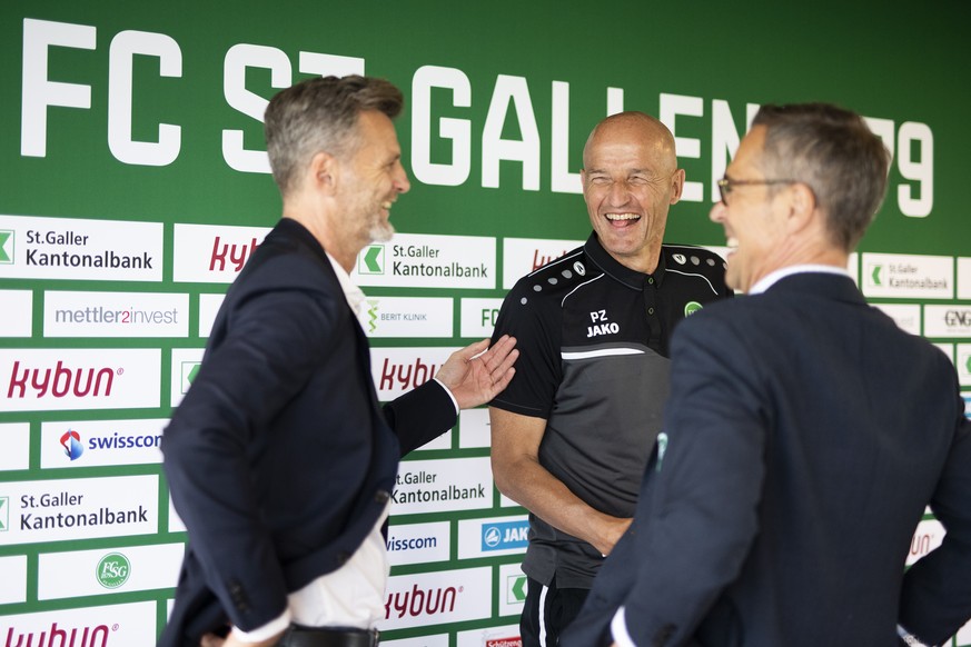 Sportchef Alain Sutter, Trainer Peter Zeidler, Praesident Matthias Hueppi vom FC St. Gallen, von links, nach einer Medienkonferenz vor der Wiederaufnahme der Super League, am Freitag, 19. Juni 2020, i ...