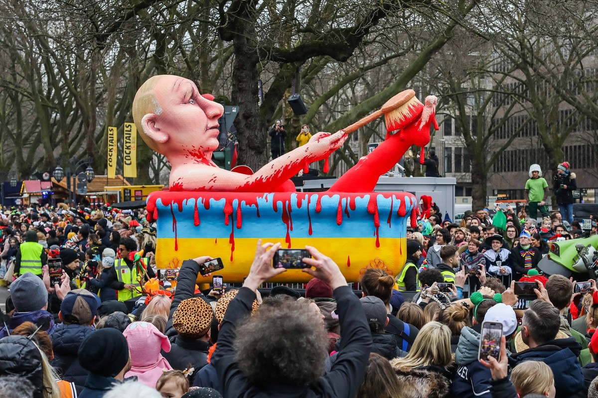 Die Narren in der Karnevalshochburg Duesseldorf lassen im Rosenmontagszug vom 20.02.2023 den russischen Praesidenten Wladimir Putin ein Blutbad in der Ukraine nehmen im Foto vom 20.02.2023 der politis ...