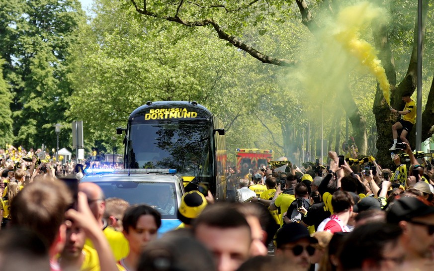 epa10657199 The team bus of Borussia Dortmund drives past fans outside the stadium before the German Bundesliga match between Borussia Dortmund and Mainz 05 in Dortmund, Germany, 27 May 2023. EPA/FRIE ...