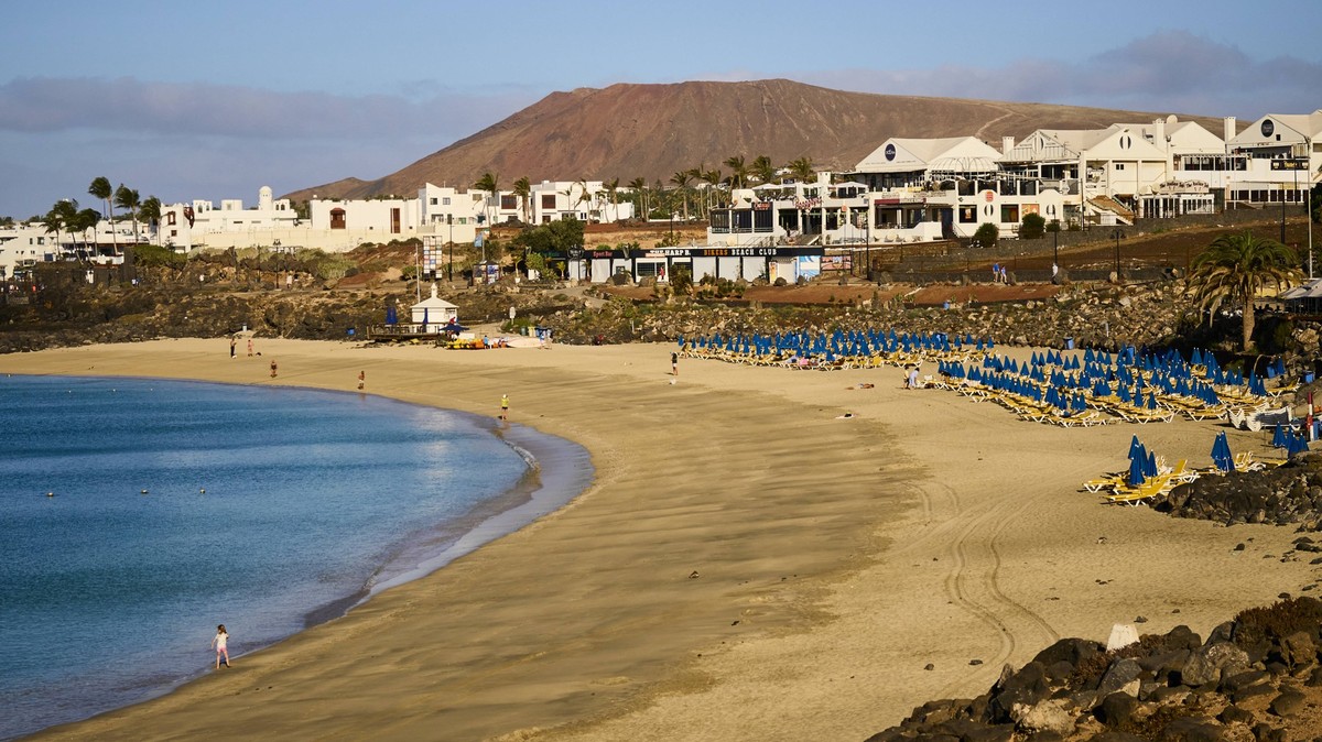 Lanzarote - Dorado Beach A beautiful sandy beach in the south of the island Copyright: xZoonar.com/StevenxSlaterx 20186410