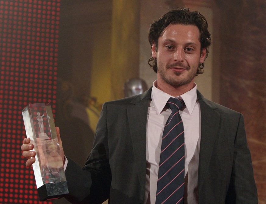 Mark Streit, NHL Spieler der Montreal Canadiens wurde mit dem Hockey Award ausgezeichnet, am Mittwoch 5. September 2007 in Interlaken an den Swiss Ice Hockey Awards. (KEYSTONE/Peter Schneider)