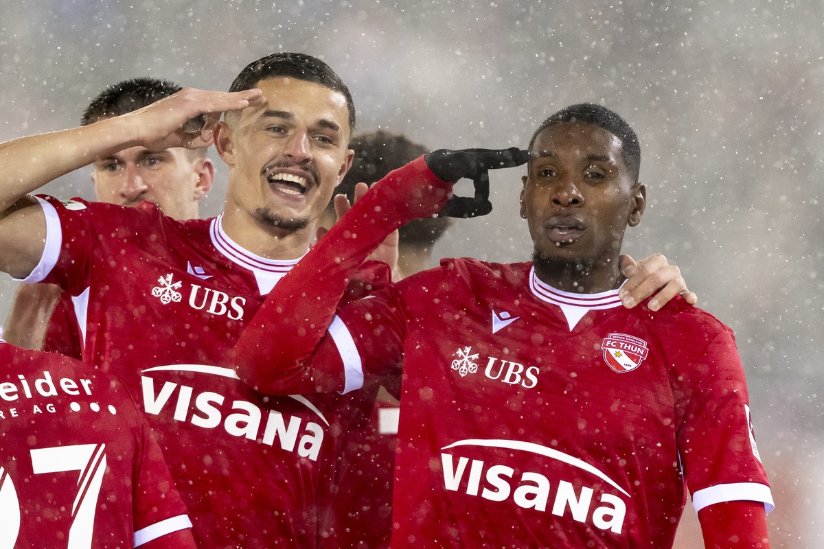 Brighton Labeau (FCT), rechts, jubelt nach seinem Tor zum 3-1 mit Elmin Rastoder (FCT), links, im Super League Meisterschaftsspiel zwischen dem FC Thun, und dem Grasshopper Club Zuerich, in der Stockh ...