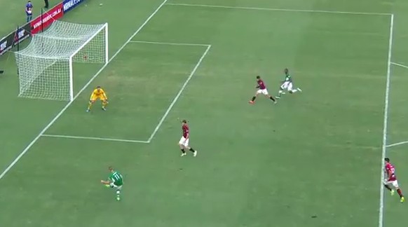 Der Moment der Ballabgabe: Andrew Hoole (unten) passt zur Mitte zu seinem überdeutlich im Offside stehenden Kollegen Edson Montano.