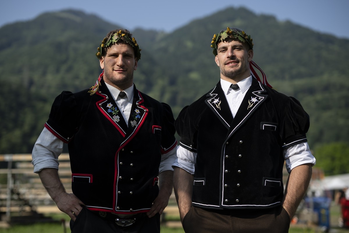 Die beiden Festsieger Armon Orlik (1a, links) und Samuel Giger (1b), posieren beim Glarner Buendner Schwingfest, am Pfingstmontag, 9. Juni 2025, in Ziegelbruecke. (KEYSTONE/Gian Ehrenzeller)