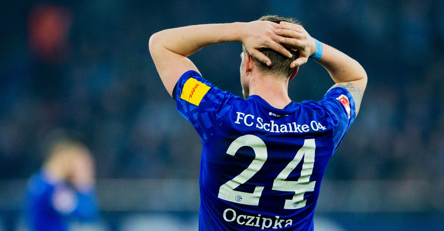 08.02.2020, Nordrhein-Westfalen, Gelsenkirchen: Fußball: Bundesliga, FC Schalke 04 - SC Paderborn 07, 21. Spieltag in der Veltins Arena. Schalkes Bastian Oczipka nach dem Abpfiff. Foto: Rolf Vennenber ...