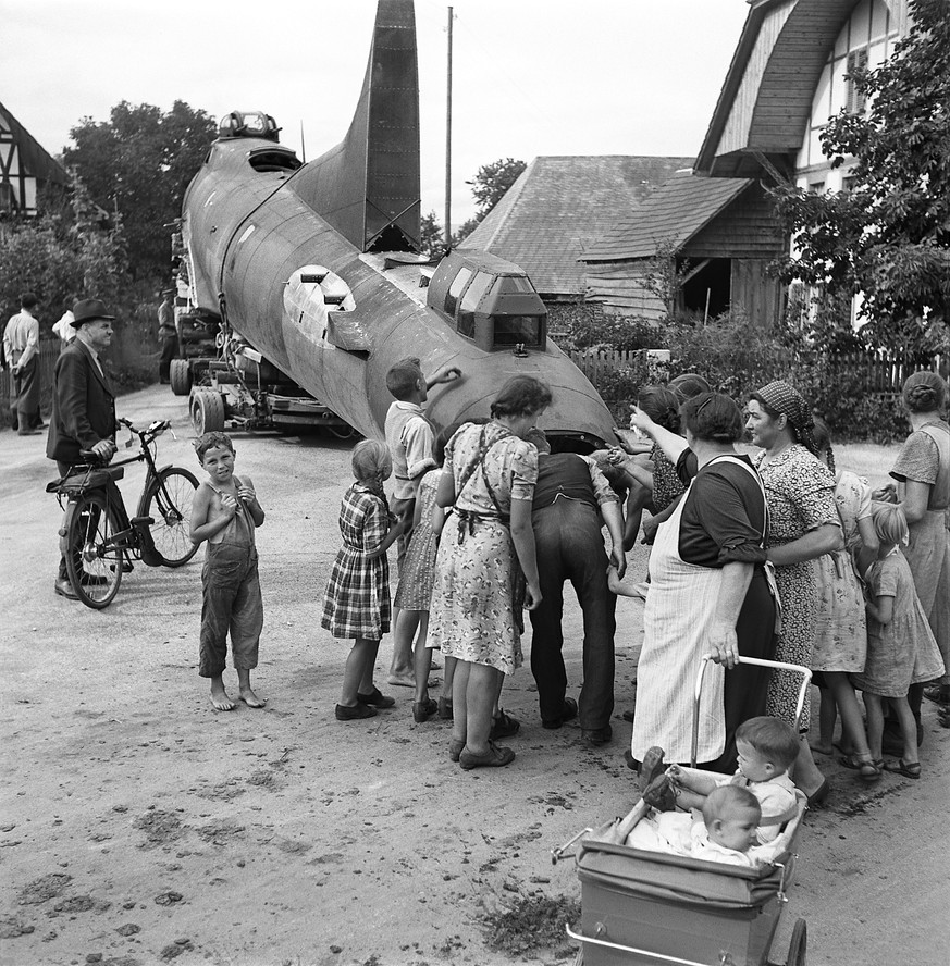 ARCHIVE --- VOR 75 JAHREN, AM 17. AUGUST 1943, MUSSTE IN UTZENSTORF IM KANTON BERN EINE BOEING B-17 DER US-LUFTWAFFE NACH EINEM BOMBERANGRIFF IN SUEDDEUTSCHLAND NOTLANDEN. DAS EREIGNIS ZOG SCHAULUSTIG ...