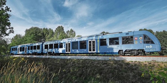 Der Hydrogen-Train von Alstom während der Testphase in Norddeutschland. Mit Brennstoffzellen in der Lokomotive wird aus Wasserstoff Strom.
