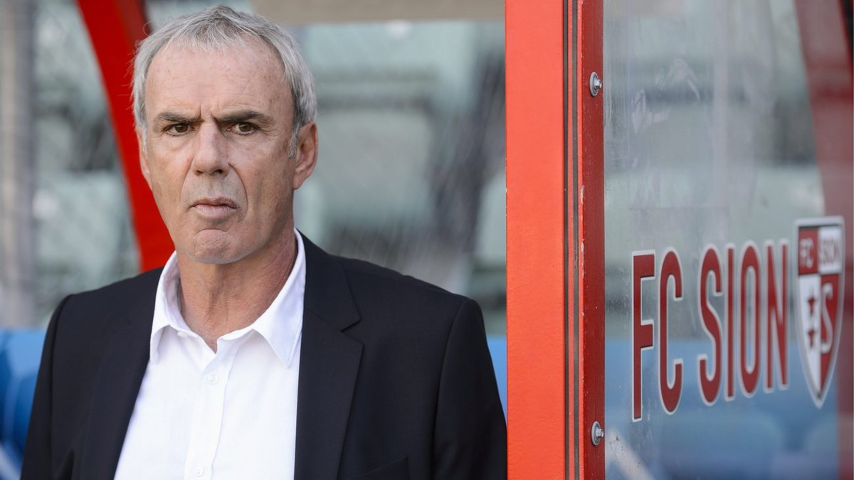 L'entraineur du FC Sion Michel Decastel grimace lors de la rencontre de football de Super League entre le FC Sion et le FC Bale, ce dimanche 22 septembre 2013 au stade de Tourbillon a Sion. (KEYS ...