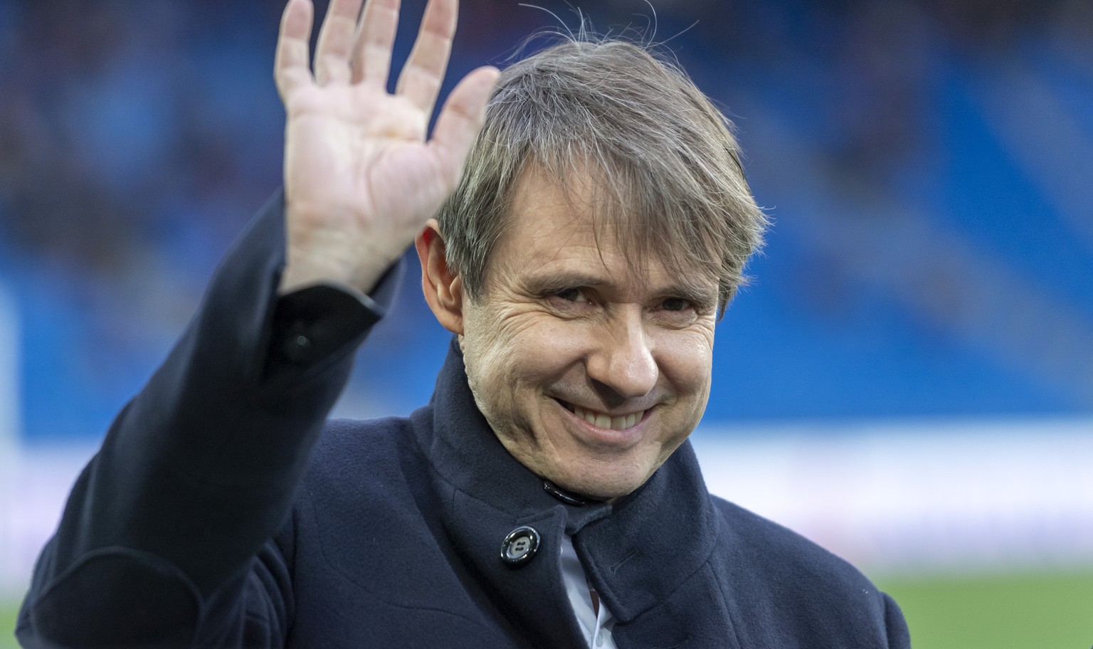 Basels Praesident Bernhard Burgener gruesst in die Raenge vor dem Fussball Meisterschaftsspiel der Super League zwischen dem FC Basel 1893 und dem FC Sion im Stadion St. Jakob-Park in Basel, am Sonnta ...