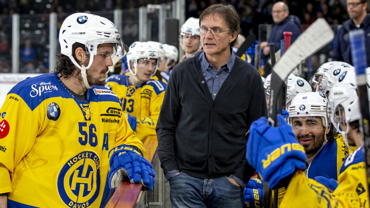 ARCHIVBILD ZUM RUECKTRITT VON DAVOS-TRAINER ARNO DEL CURTO --- HC Davos Cheftrainer Arno Del Curto waehrend dem Eishockey-Meisterschaftsspiel der National League A zwischen den ZSC Lions und dem HC Da ...