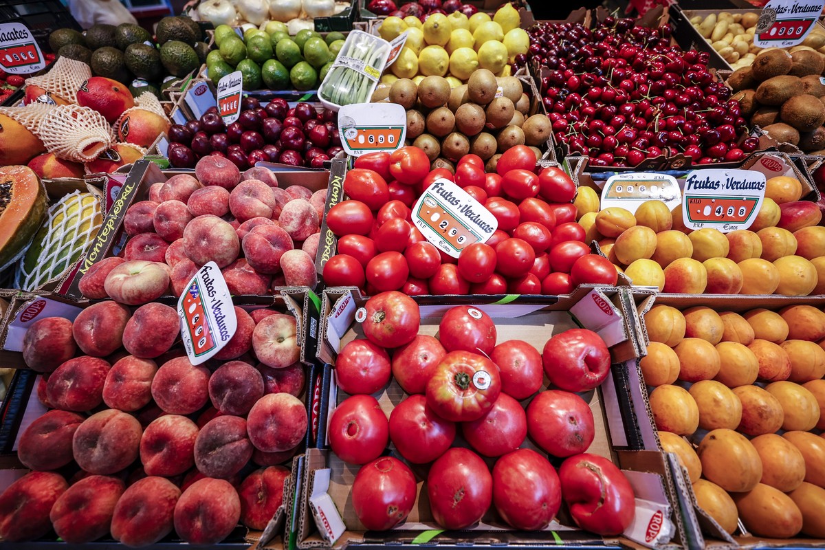 epa10688079 Fruits are displayed at a store at the Maravillas market in Madrid, Spain, 13 June 2023. The cost of food in Spain increased by 12 percent in May 2023, while Spain's consumer price in ...