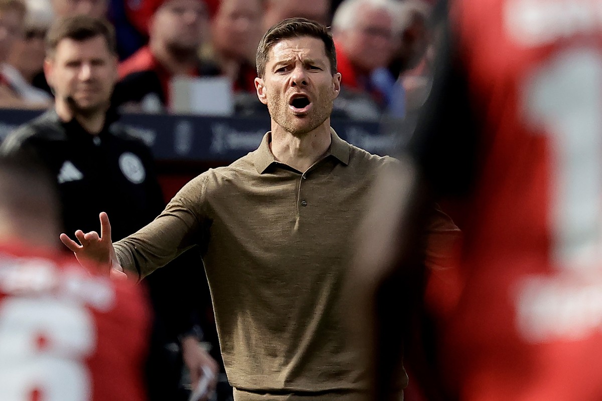 epa12056853 Bayer Leverkusen's head coach Xabi Alonso gives instructions during the German Bundesliga soccer match between Bayer 04 Leverkusen and FC Augsburg, in Leverkusen, Germany, 26 April 20 ...