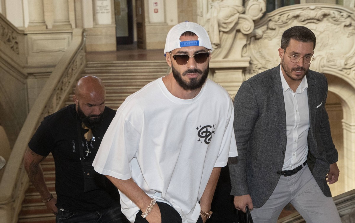 Bild-Motiv: Zeuge Rapper Shindy kommt mit Anwalt und Bewgleitung Berlin den 11.05.2021 09.30 Strafkammer 38, Saal 500 Delikt: versuchte schwere raeuberische Erpressung, Freiheitsberaubung, gefaehrlich ...