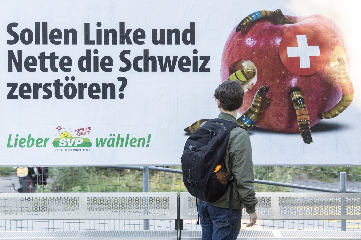 Ein Junge betrachtet die Kampagnenplakat der SVP mit der Aufschrift ãSollen Linke und Nette die Schweiz zerstoeren?Ò an der Haltestelle Brunau der SZU, aufgenommen am Montag, 26. August 2019 in Zueric ...